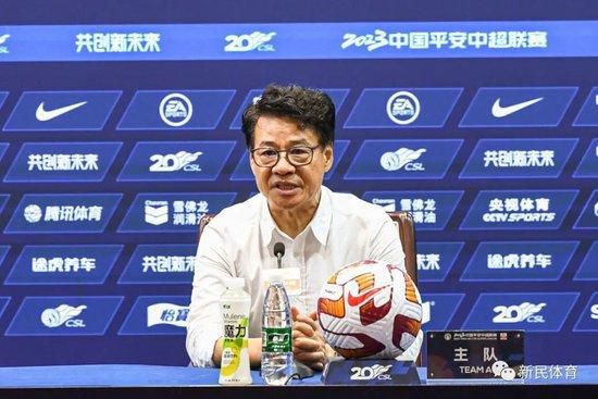 一个刚过世的亿万富豪的女儿礼聘私人侦察陈查理往侦察一个美艳崇高的女人。此女人即将与另外一亿万富豪杨少游老师长教师成婚，而此自命风骚四十载的杨师长教师是皇家师姐的父亲。皇家师姐原出于年夜家，年幼失恃，其父杨才游因为爱妻太深，故对他亡妻貌有类似的女人都拼命寻求，以图弥补心灵的空虚。师姐天然不克不及体谅，而杨老师长教师对独生女儿不珍惜令媛之躯往当差人亦是十分气末路……